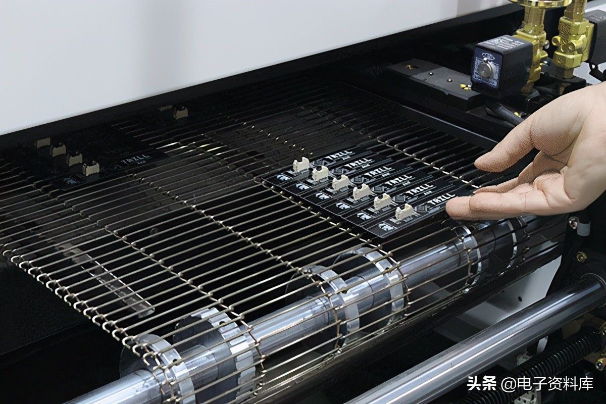 PCB組裝(PCBA):4個(gè)步驟和所需的相關(guān)機(jī)器